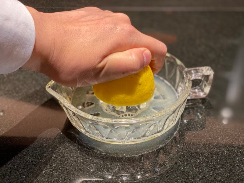 その搾り方間違ってます。【バーテンダーが教える美味しいレモンジュースの搾り方】プロはこうやっている！